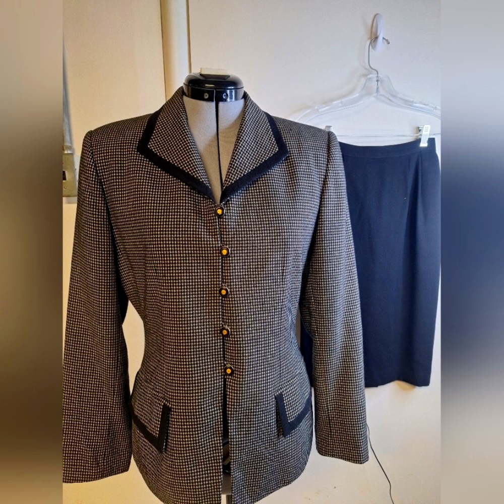 Jacqueline Ferral Black Harringbone Two Piece Suit (Skirt & Blazer)  Size 4 P